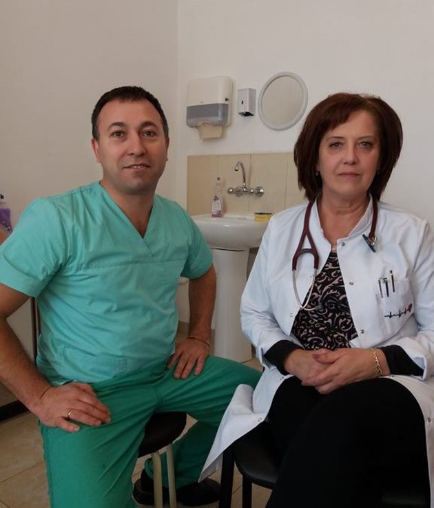 Д-р Николай Илиев, извършил манипулацията на пациентката и Началникът на Кардиологично отделение д-р Нина Шехова. СНИМКИ: Валентин Хаджиев