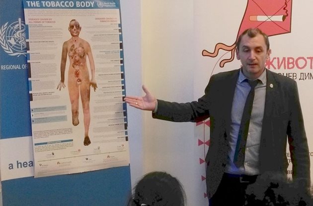 Доц. Михаил Околийски от СЗО показва постер, с който организацията онагледява как изглежда тялото на дългогодишния пушач отвътре.