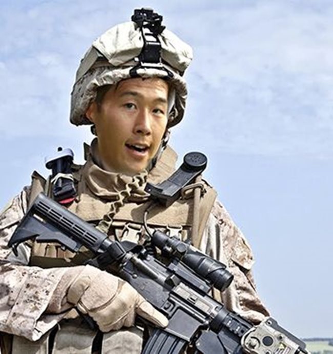 Появи се колаж на корееца като войник

