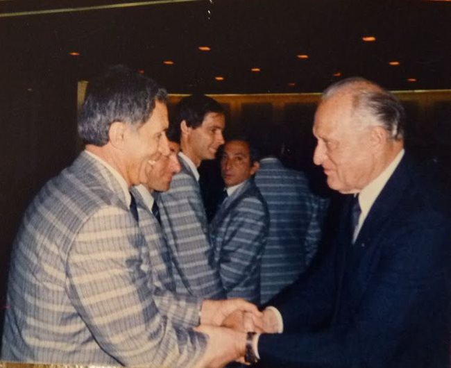 Богдан Дочев (вляво) с президентана ФИФА Жоао Хавеланж