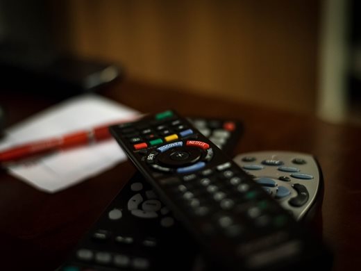 Минимум 120 хил. домакинства в България гледат платена телевизия от нелегален доставчик