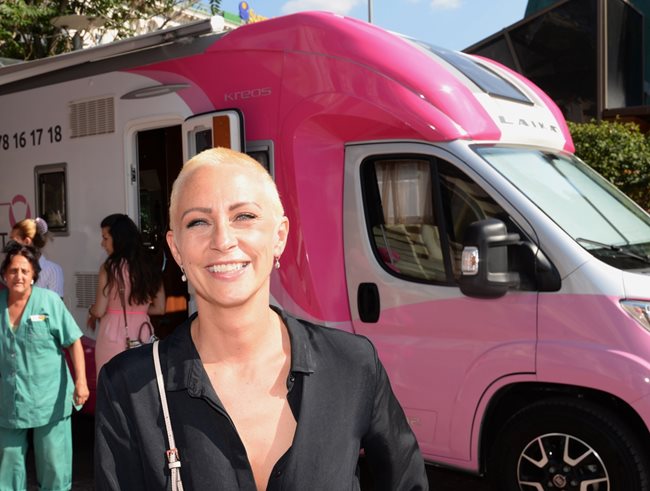 Нана пред кемпера, който фондацията й "Една от 8" купува за жените с рак на гърдата