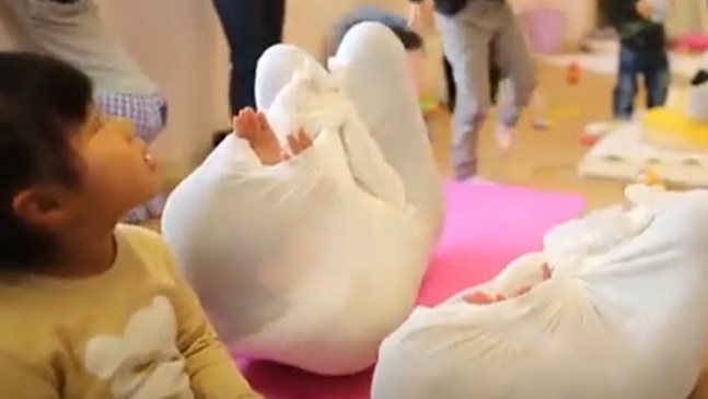 Чиновници се увиват в чаршафи като в плацента в Япония (видео)