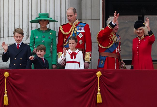Крал Чарлз и съпругата му Камила, принц Уилям и принцеса Кейт с децата им Джордж, Шарлот и Луи