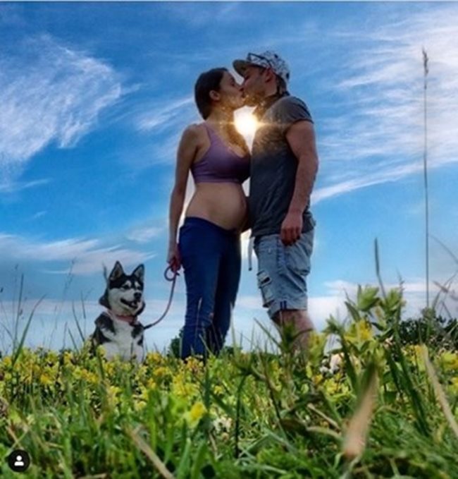 Евелин Костова позира с приятеля си и кучето им на снимка, с която съобщава новината, че е бременна.
СНИМКА: ЛИЧЕН ИНСТАГРАМ ПРОФИЛ НА ЕВЕЛИН КОСТОВА