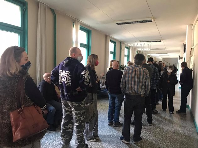 Англичани се редят на опашка пред ваксинационния кабинет в областната болница на Велико Търново.
