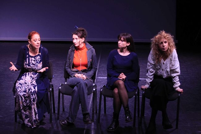 Касиел Ноа Ашер, Яра Ходкевич, Йоана Димитрова и Дарина Радева (от ляво на дясно) след прожекцията на филм-спекаткъла