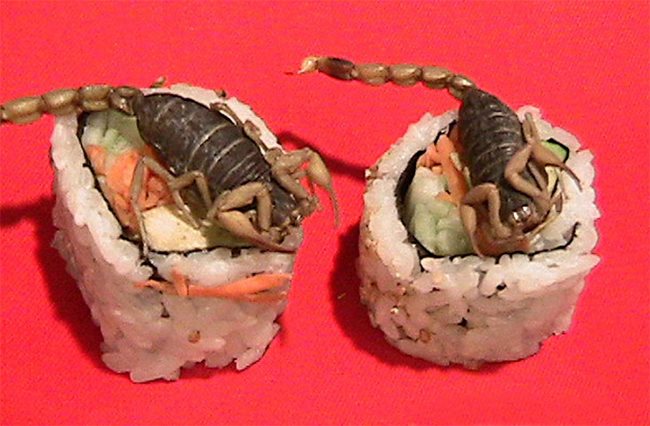 Менюто е разнообразно: от суши със скорпиончета през салатки до шиш с огромни ларви на пеперуда.