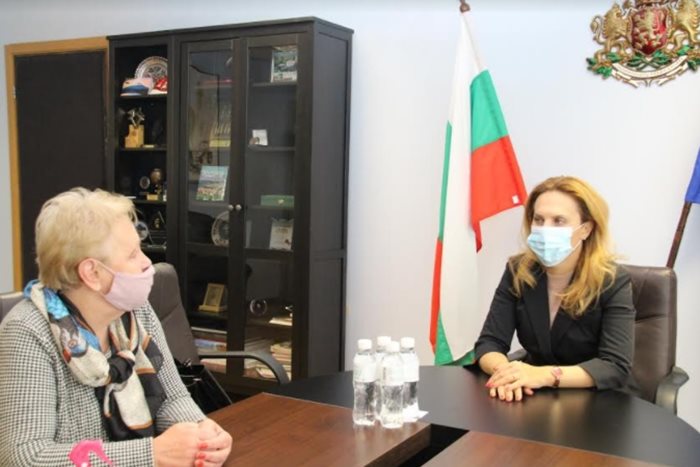 Вицепремиерът и министър на туризма Марияна Николова проведе работна среща с председателя на Камарата на минералните води в България Цвети Лукарска СНИМКА: Министерството на туризма