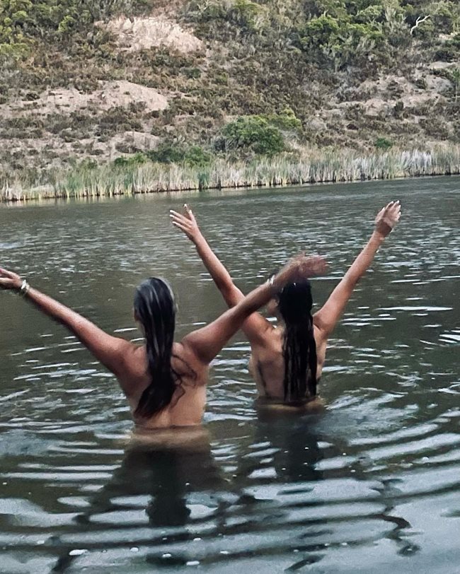 Двете приятелки плуват без дрехи
