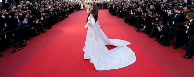 Индийската актриса Сонам Капур мина по червения килим със запомняща се бяла рокля