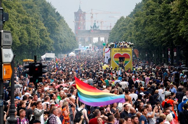 Хиляди танцуват днес по улиците на Берлин и сред тях мнозина развяват знамена със седемте цвята на дъгата в подкрепа на правата на лесбийки, гейове, транссексуални и бисексуални (ЛГТБ) на парада по повод деня на Свети Кристофър. СНИМКИ: Ройтерс