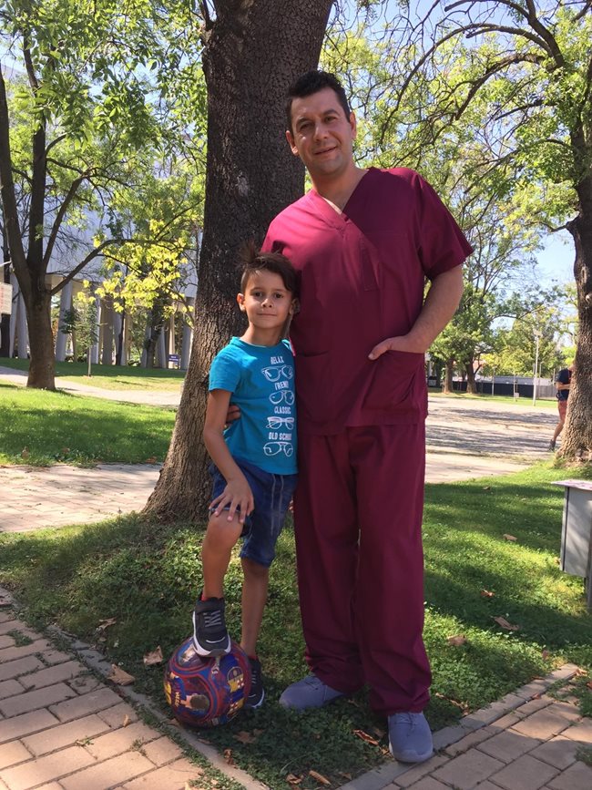 Евгени Будинов в медицинските дрехи на героя си д-р Петмезов заедно със сина си Александър, който обожава футбола.