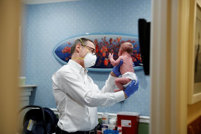 Бебе на преглед при доктор в САЩ. Снимки: Ройтерс