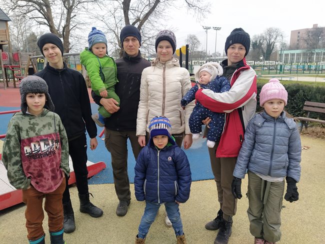 Катя, Николай и 7-те им деца на площадката пред временния им дом в Пловдив. Снимки: Авторите