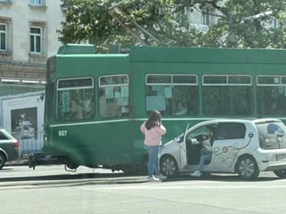 Кола се блъсна челно в трамвай в София