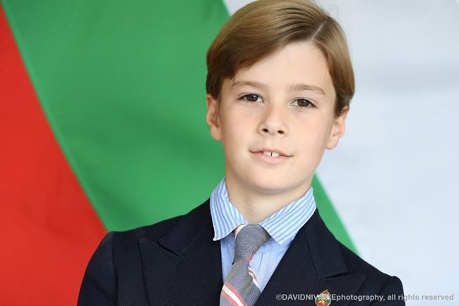 Симеон Хасан обича всичко българско и често се снима с националното ни знаме, а този портрет му е правен по повод 10-ия му рожден ден от известния фотограф Давид Нивиер и публикуван във фейсбук страницата на младите наследници на царската фамилия.