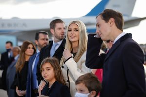 Иванка Тръмп със съпруга си и други членове на семейството