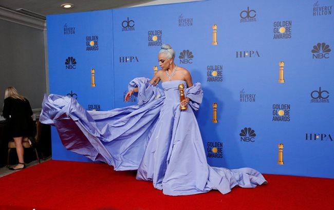 Лейди Гага носеше разкошна бледолилава рокля и диаманти за милиони на тазгодишните награди “Златен глобус”.