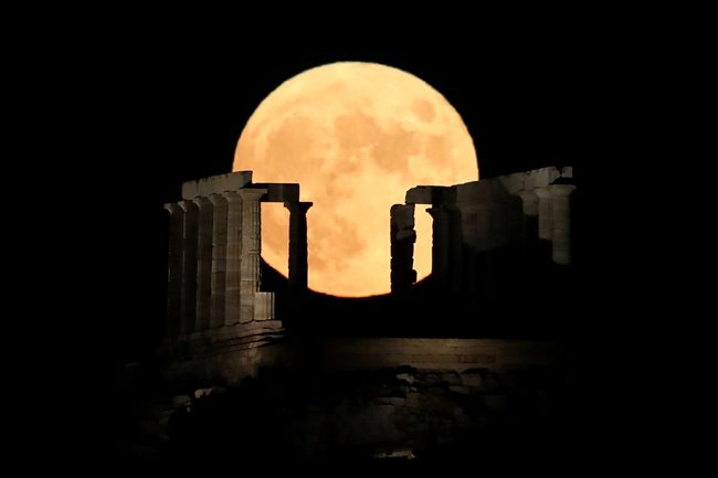 Пълнолуние зад Храма на Посейдон край Атина, Гърция СНИМКИ: Ройтерс