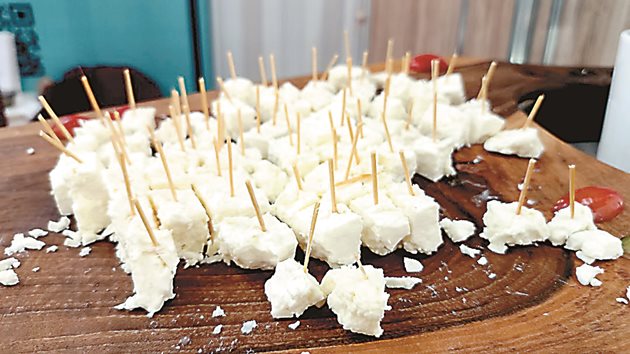 Съдържанието на сиренето и кашкавала се състои от козе мляко и закваска