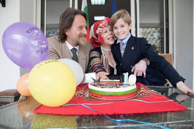Симеон-Хасан с родителите си - княгиня Калина и Китин Муньос, на 10-ия си рожден ден в Мароко.