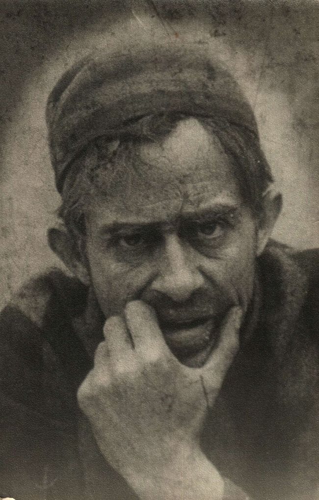 Васил Гендов в изпълнение на главната роля във филма „Улични божества“, 1929 г. Източник: ДА „Архиви“
Уикипедия