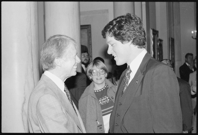 Президентът Джими Картър се ръкува с новоизбрания губернатор на Арканзас и бъдещ президент Бил Клинтън в Белия дом през 1978 г. Картър учи испански в Морската академия на САЩ, а Клинтън е изучавал немски в университета.