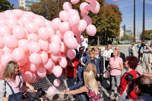 1200 розови балона полетяха днес до пилоните на НДК в памет на жените, загубили битката с рака СНИМКИ: Пиер Петров