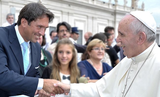 Кирил се ръкува с настоящия папа Франциск.