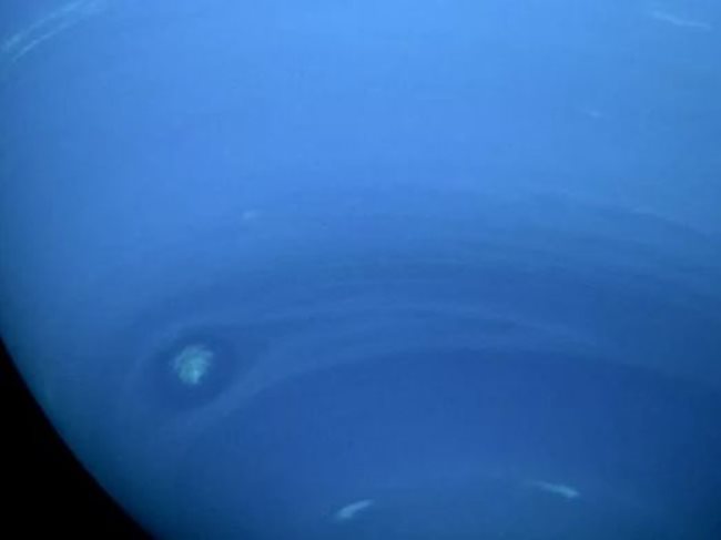 Специалисти на НАСА забелязаха нещо странно на планетата Нептун - зловеща буря, която се свива СНИМКА: NASA