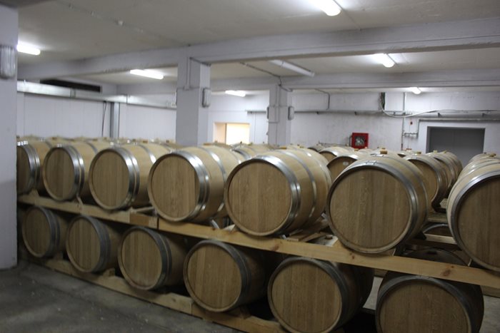 Виното, което се отглежда в района на Пловдив, е от най-висок клас. Готовото отлежава в дъбови бъчви, които се сменят през 5 години
