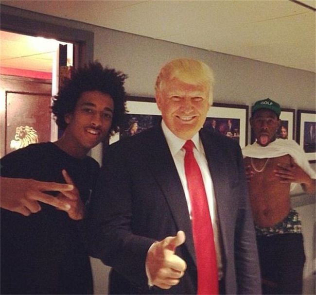 Рап изпълнителят Тайлър дъ Криейтър (вдясно) прекъсва снимката на Доналд Тръмп, който се снима със свой фен в студиото на вечерно предаване.
