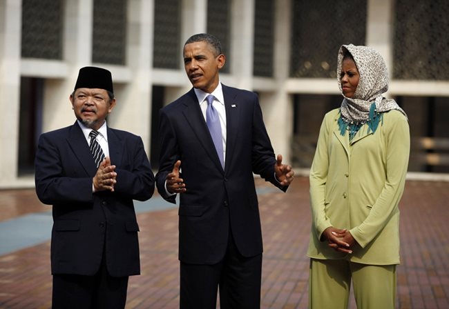 Барак Обама и съпругата му Мишел пред джамия в Джакарта. Президентът е научил индонезийски, докато е живял там като дете. Демонстрира познанията си в реч пред студенти.
