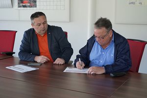 Подписване на протокол за приемане на телескопа от директора на ИА с НАО проф. д-р Евгени Семков и мениджъра продажби на ASA Дитмар Вайнцингер.