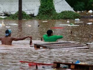 Жертвите при наводненията в Южна Бразилия вече са 143