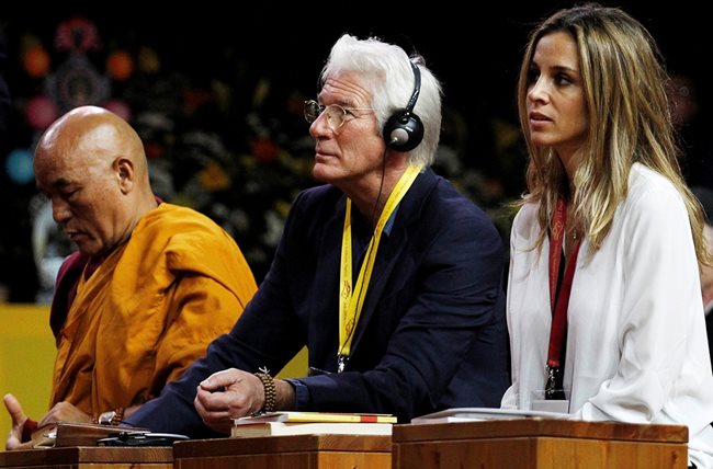 Актьорът и жена му Алехандра слушат лекция на Далай Лама в Милано.