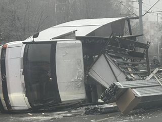 Бус се обърна на столичен булевард след сблъсък с автобус на градския транспорт (Видео, снимки)