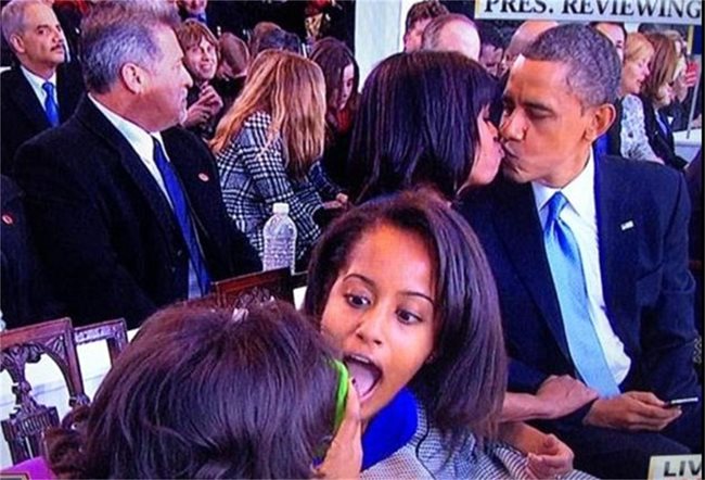 Саша Обама се опитва да заснеме родителите си, президентът на САЩ Барак Обама и неговата съпруга Мишел Обама, в интимен момент, но сестра й Малия също иска да се включи в снимката...
