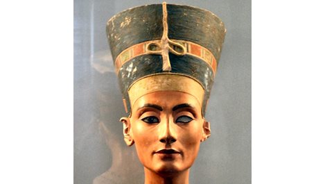 Откриха колената на Нефертити