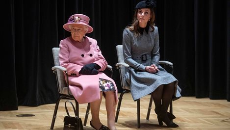 Най-накрая Кейт на публична проява с кралица Елизабет