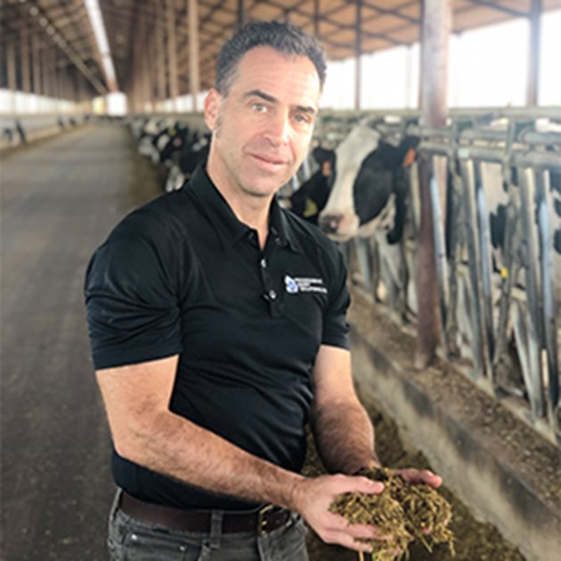 Според д-р Енрике Сколник може да получите по-добра възвращаемост на времето и парите си, като направите малки промени в управлението на фуражите, които изхранвате на кравите
Снимка: Twitter