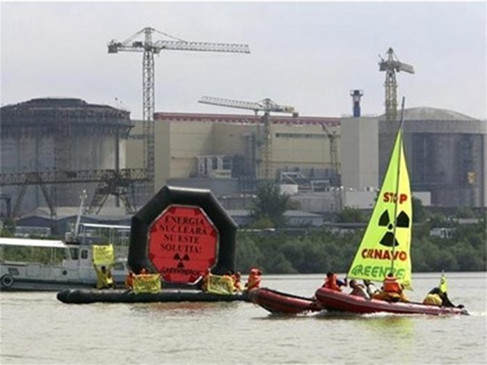 Природозащитници от "Грийнпийс" протестират с лодки по Дунав срещу румънската АЕЦ "Черна вода". СНИМКА: Ройтерс