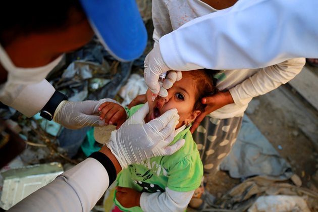 Момиче получава ваксина срещу полиомиелит по време на имунизационна кампания в Сана, Йемен.