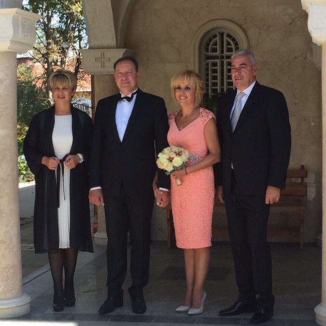 Младоженците, заедно с кумовете Весела Лечева и Сотир Ушев.