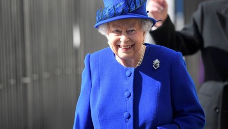 90-годишната кралица Елизабет поязди кон (Видео)