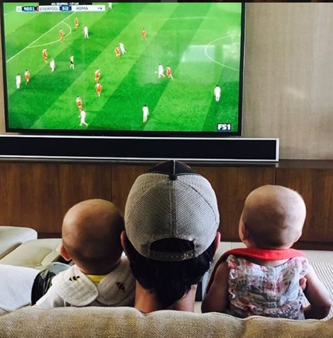 Певецът сподели и друга снимка с близнаците, на която тримата заедно гледат мач между Ливърпул и Рома по време на Шампионската лига СНИМКА: инстаграм/enriqueiglesias/