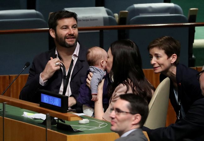 След шестседмично майчинство Джасинда се появи с бебето на заседание на Генералната асамблея на ООН. 
