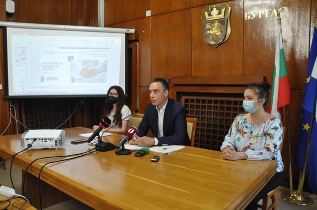 Кметът Димитър Николов и представители на компанията, дарила софтуера, обясняват  как ще изглежда здравното досие.