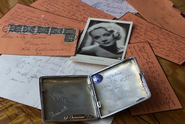 Любовни писма и табакера на Марлене Дитрих бяха продадени на търг в Хановер през 2001 г. 8-те писма са до бившия и? приятел Вили Михел, хлебар в Хановер.